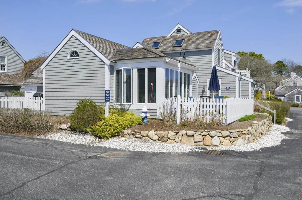 3 Hyannis Point Rd - Photo 1