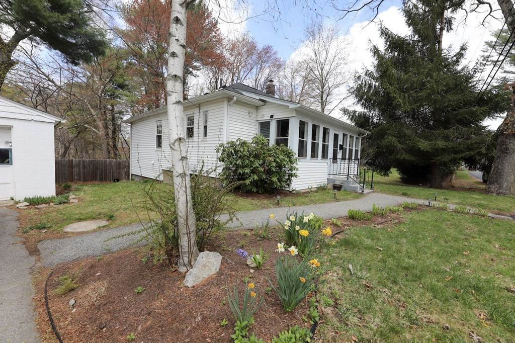 22 Quobaug Ave - Photo 1