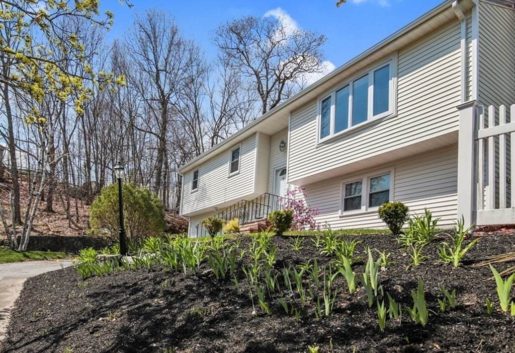 27 Ravenwood Rd - Photo 1