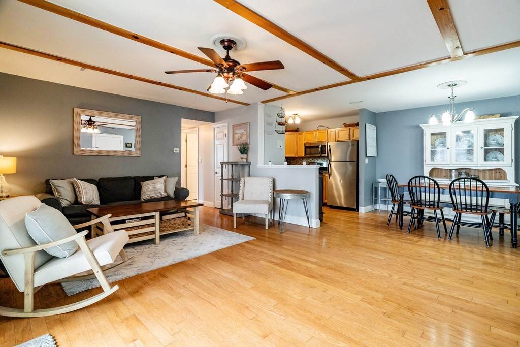 685 Oak St - Photo 1