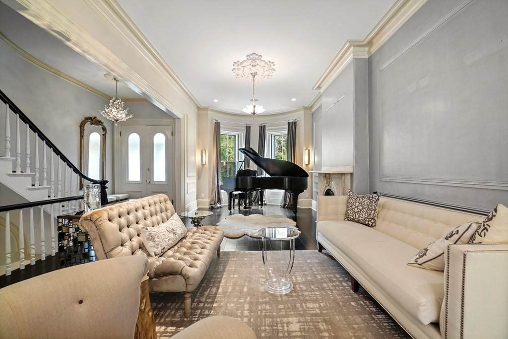 152 W Newton St - Photo 1