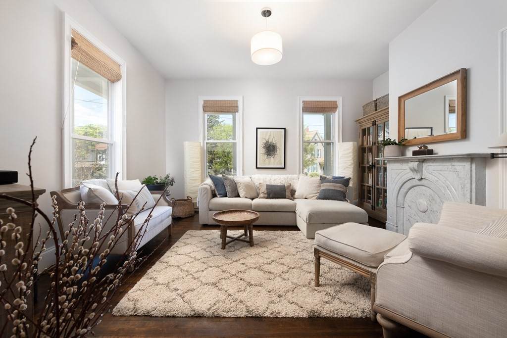 137 Green St - Photo 1