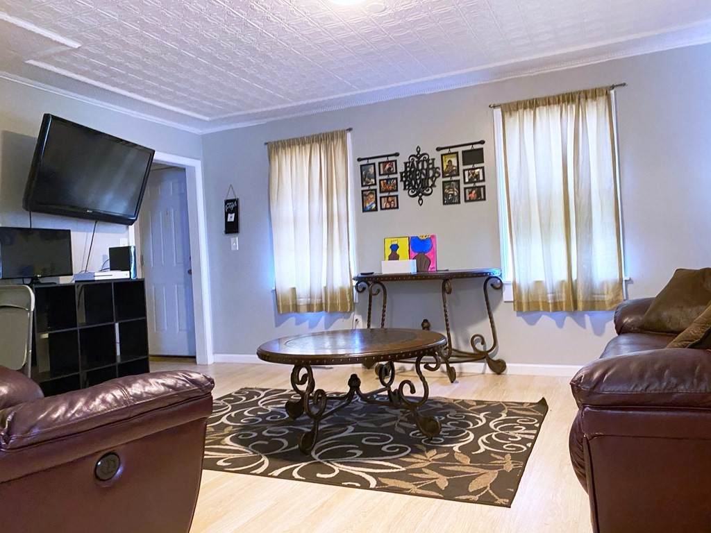 137 N East St - Photo 1