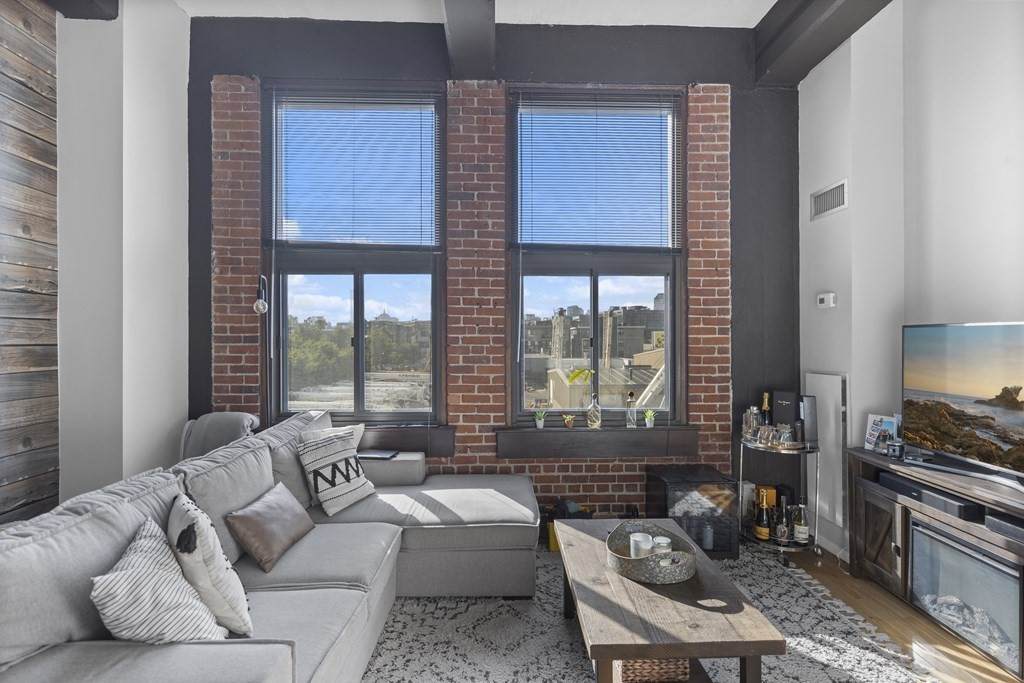 320 W 2Nd St - Photo 1