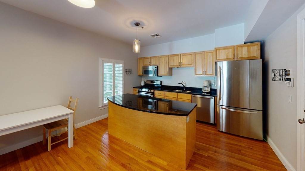 104 Woodstock St - Photo 1