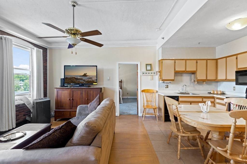 80 Foster St - Photo 1