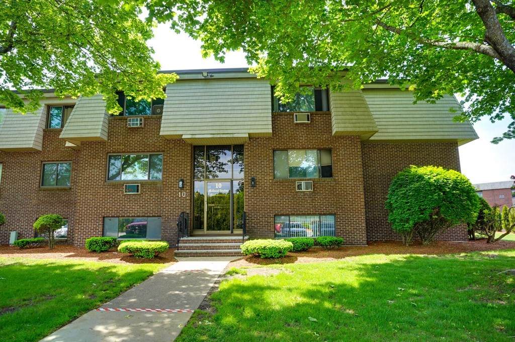 10 Hallmark Gardens - Photo 1