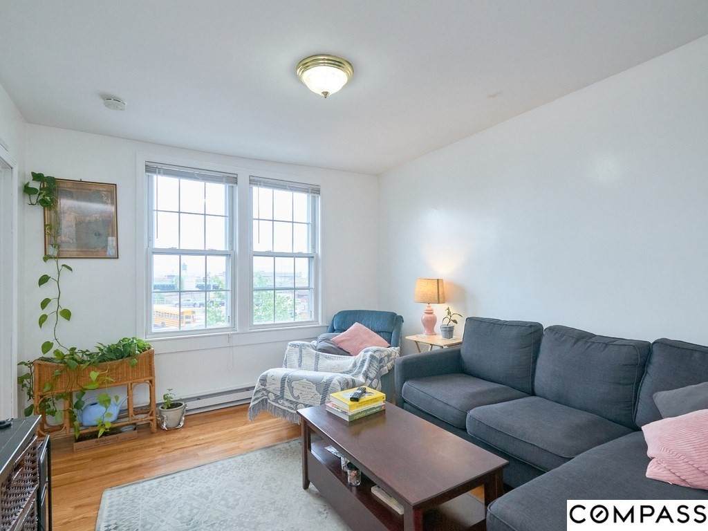 520 Saratoga St - Photo 1