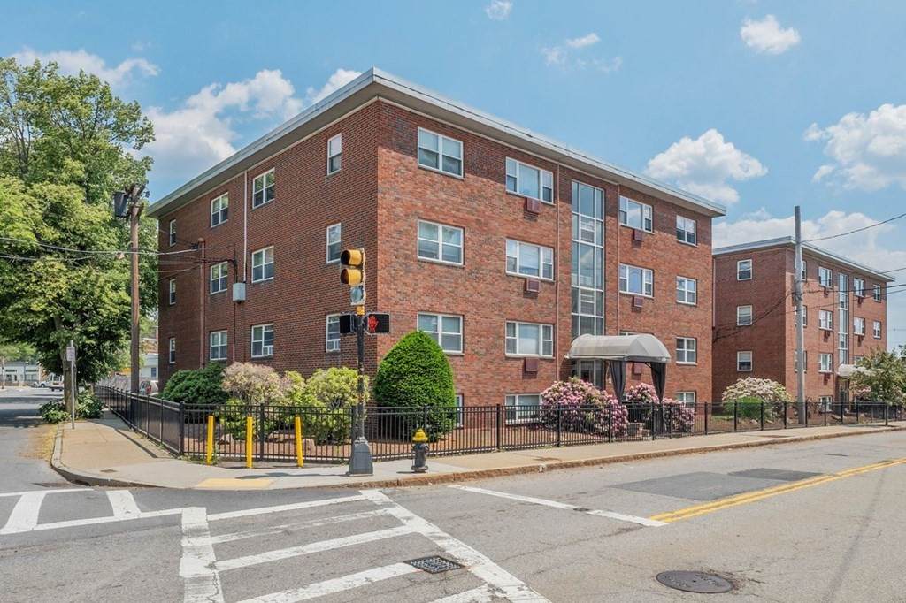 225 Baker St - Photo 1