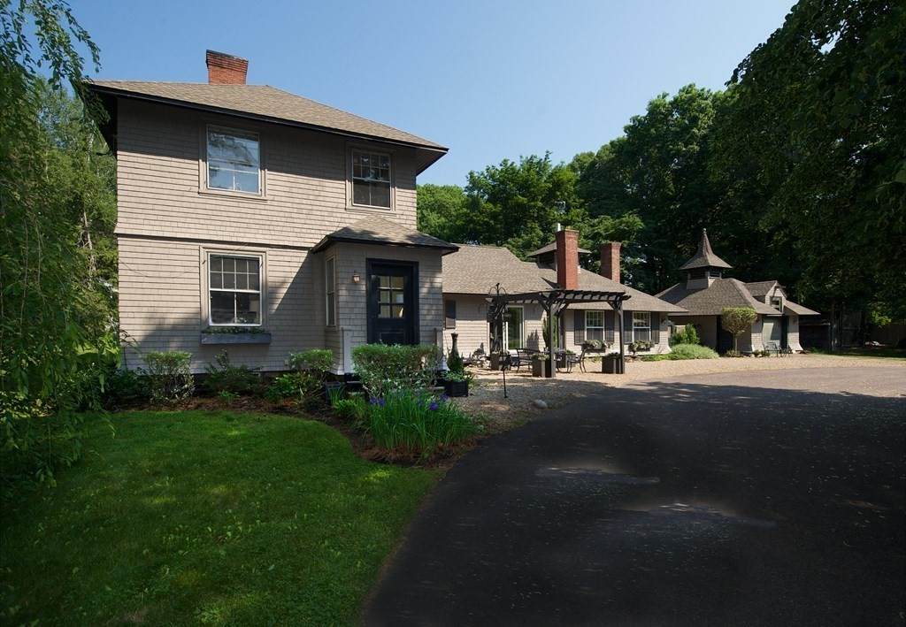 129 Perkins Row - Photo 1