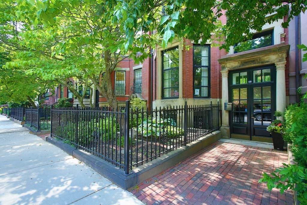 340 Beacon - Photo 1