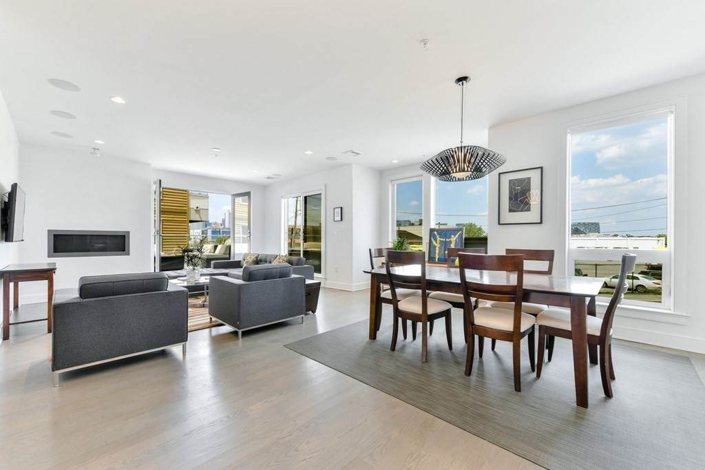 405 W 1St St - Photo 1