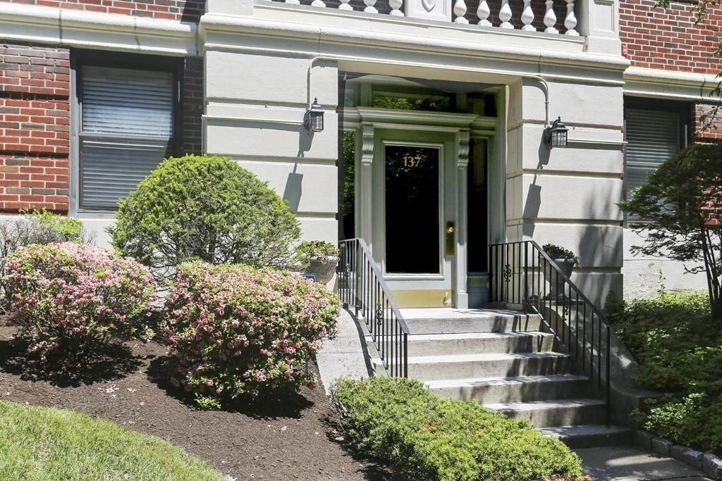 137 Englewood Ave - Photo 1