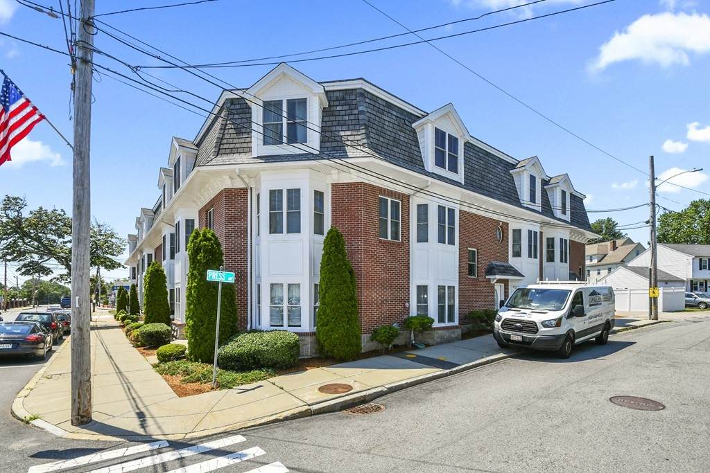 909 Washington St - Photo 1