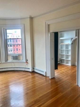160 Newbury St - Photo 1