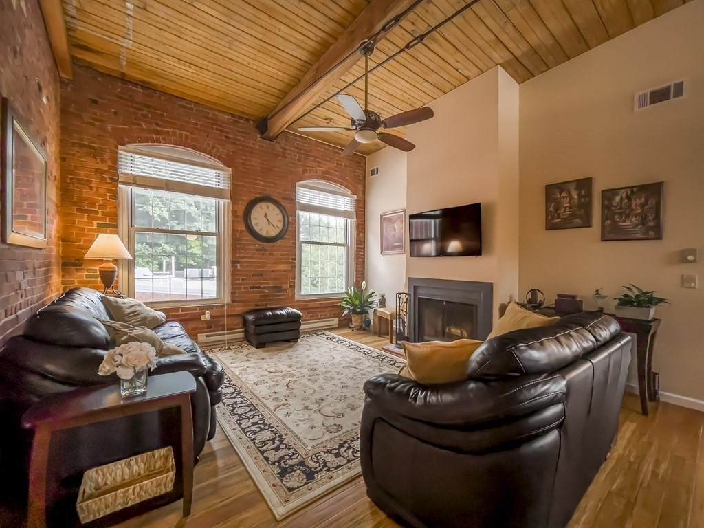 124 College St - Photo 1