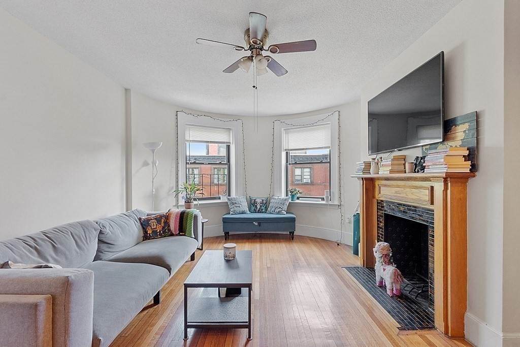 128 Hemenway St - Photo 1