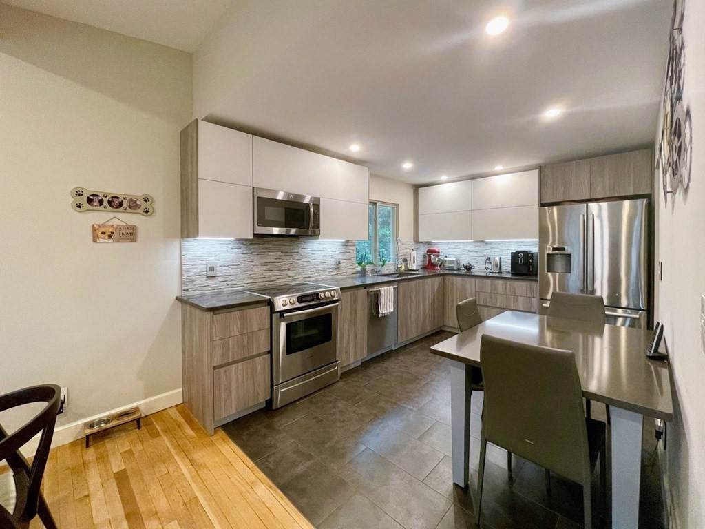 2025 Commonwealth Ave - Photo 1