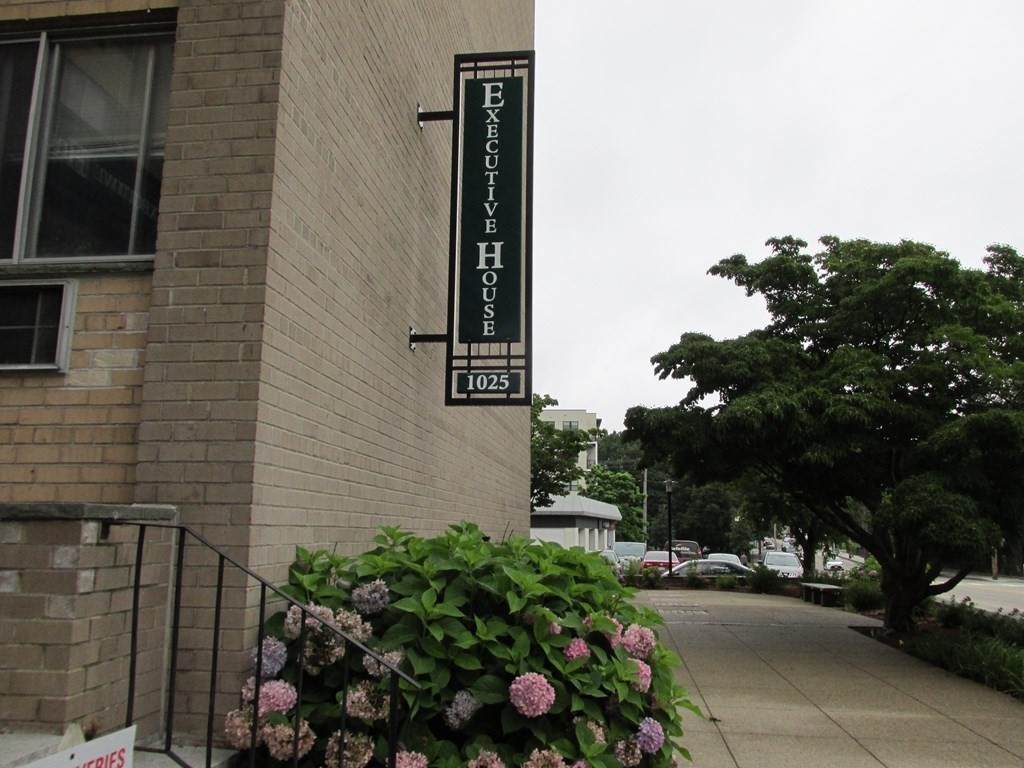 1025 Hancock St - Photo 1