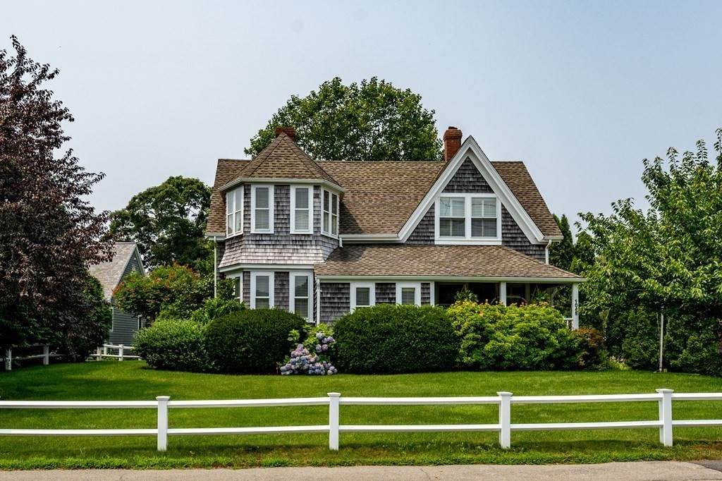 1045 Main St - Photo 1