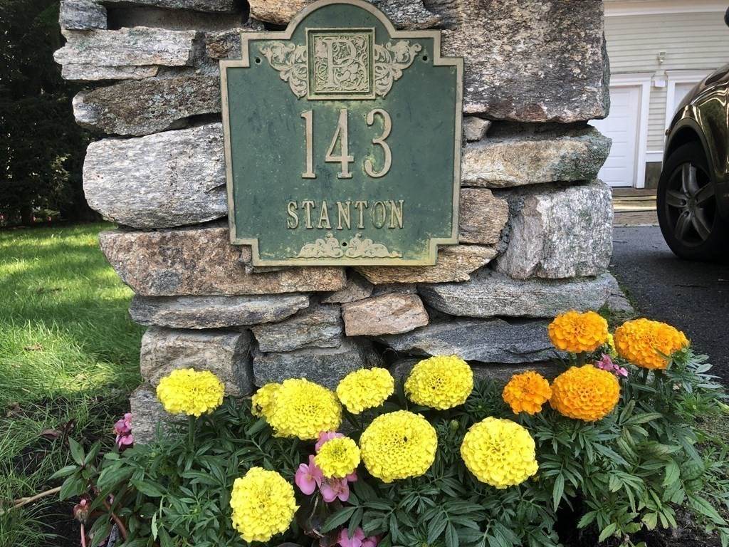143 Stanton Ave - Photo 1