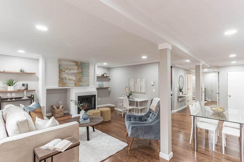 249 W Newton St - Photo 1