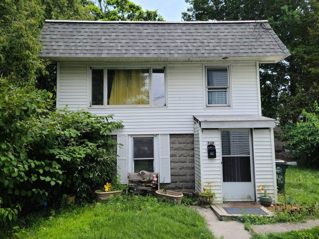 240 Montaup St - Photo 1