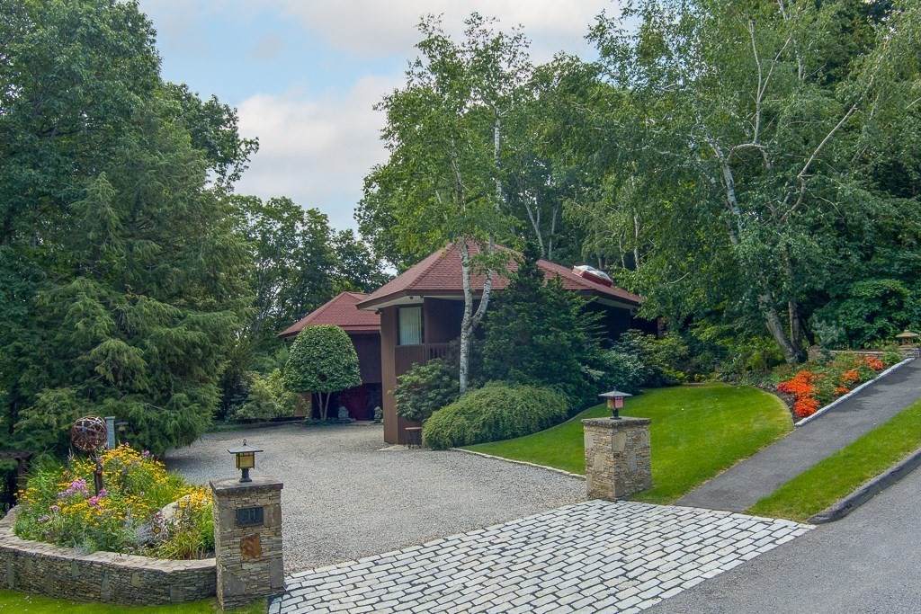 11 Chiltern Hill Drive North - Photo 1