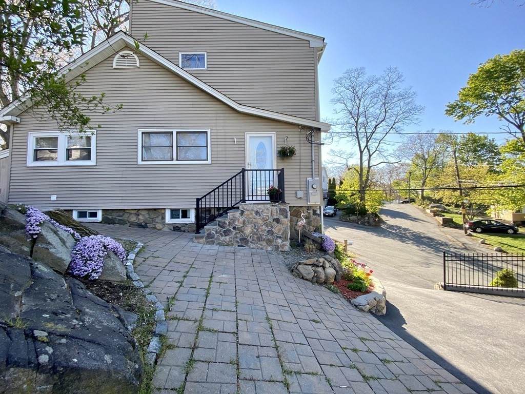 150 Windsor Ave - Photo 1