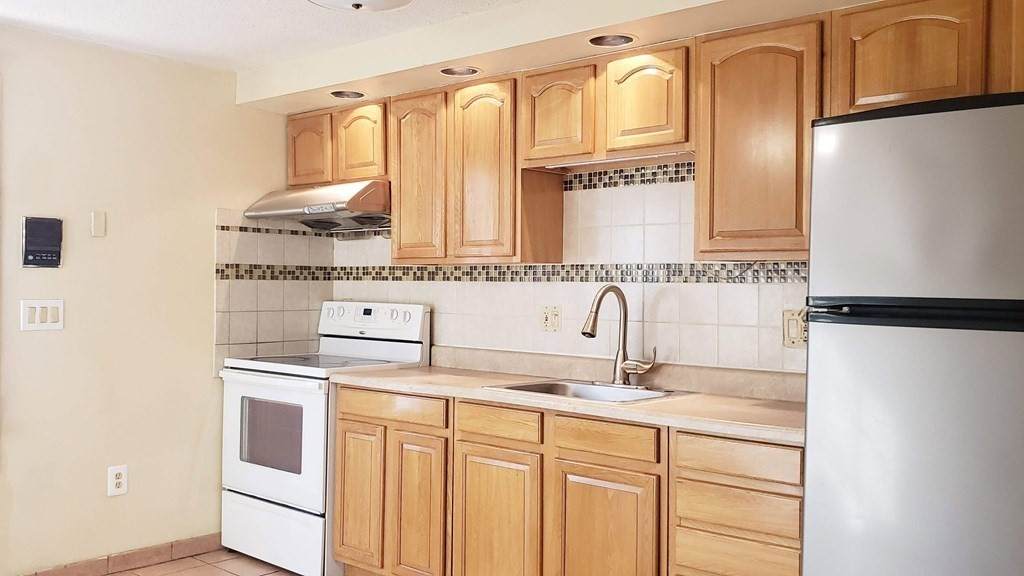 90 Light St - Photo 1