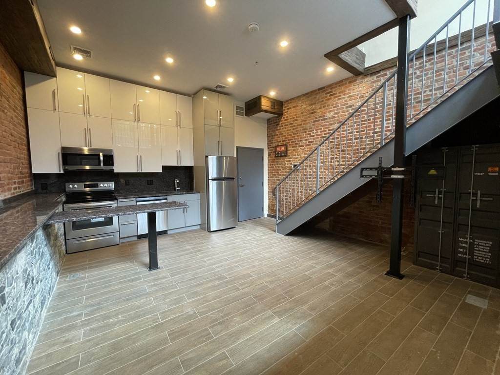 1028 Commonwealth Ave - Photo 1