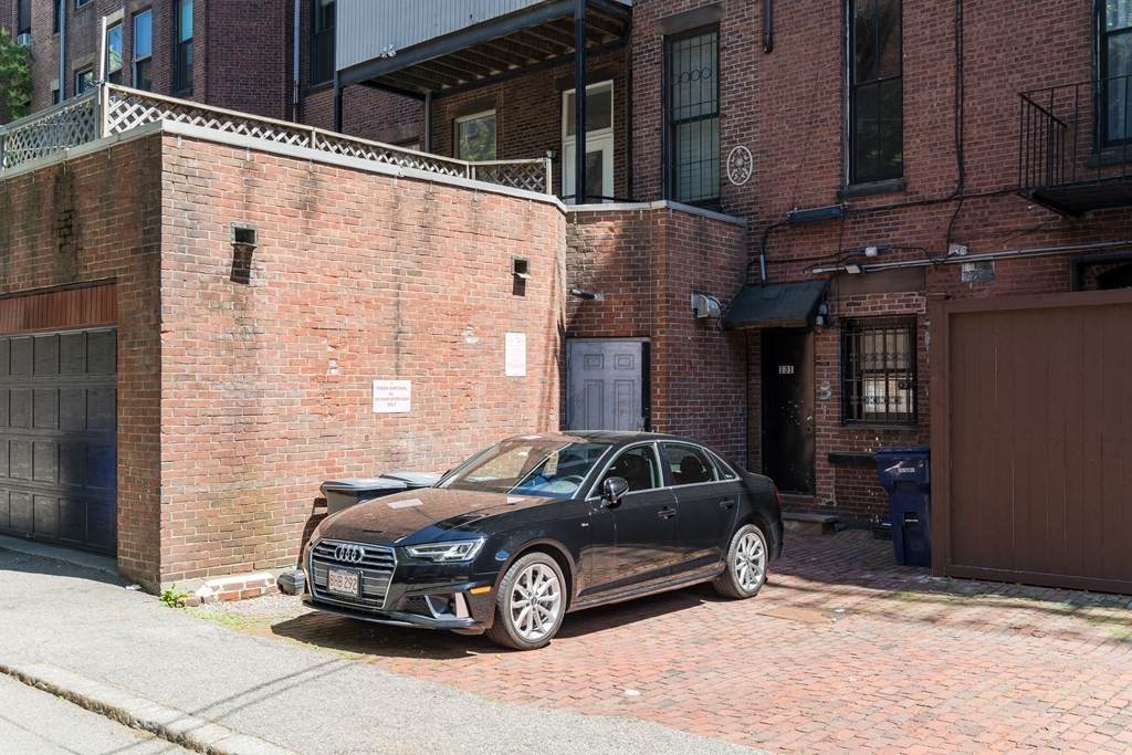 131 Marlborough - Photo 1