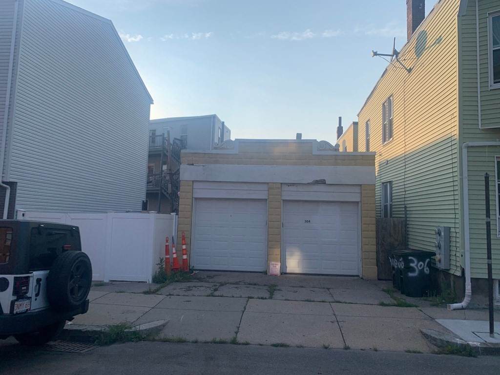 304 Paris St - Photo 1