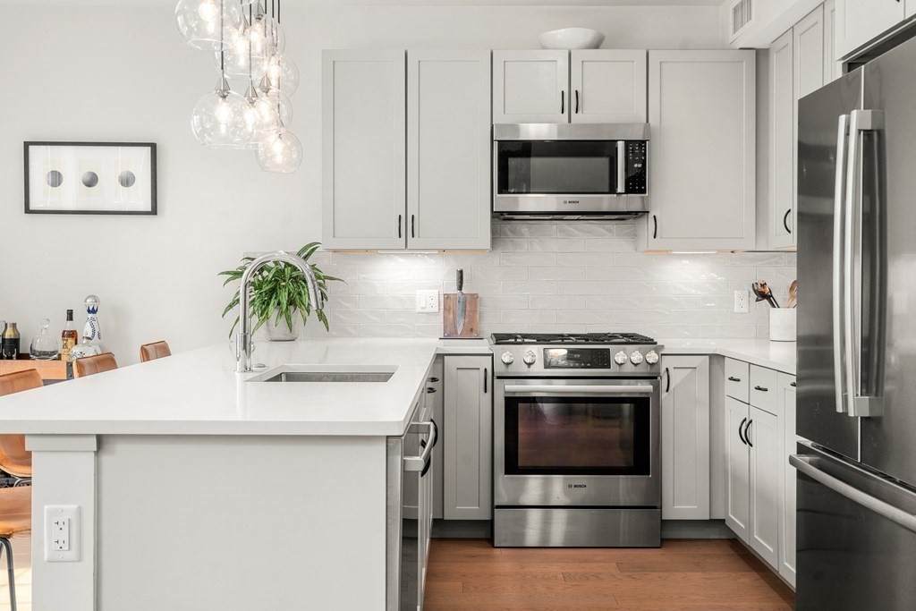 336 Chelsea St - Photo 1