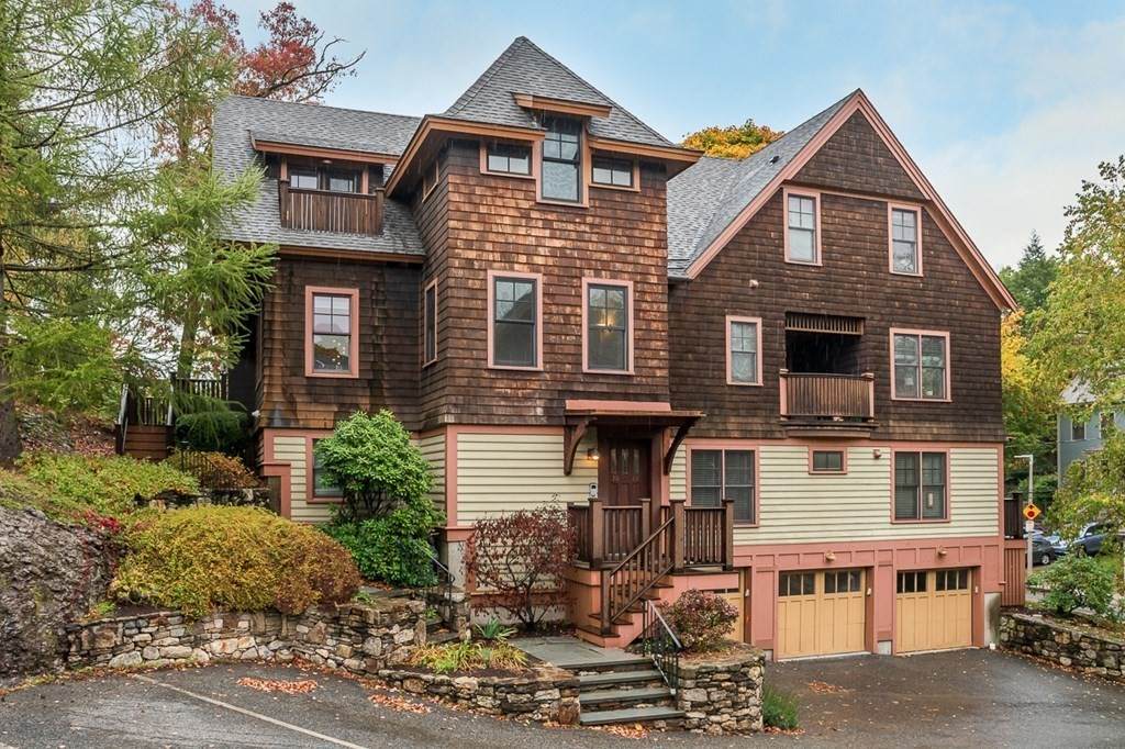 22 Sigourney St - Photo 1