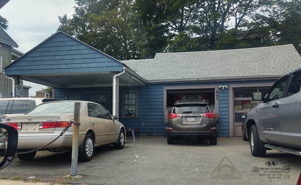 905 Western Ave - Photo 1