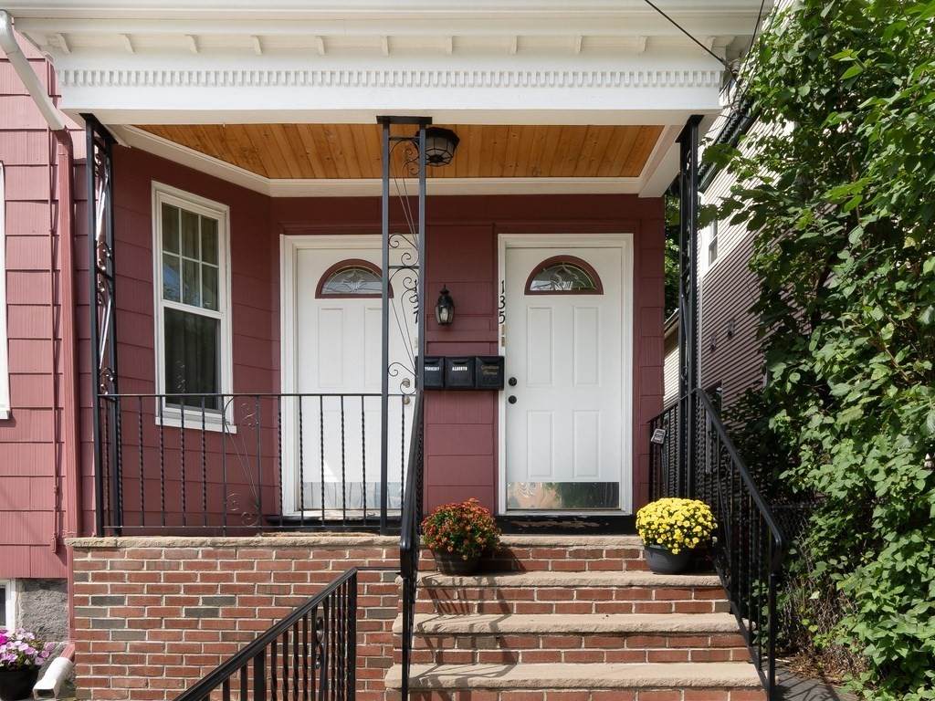 137 Laurel St - Photo 1