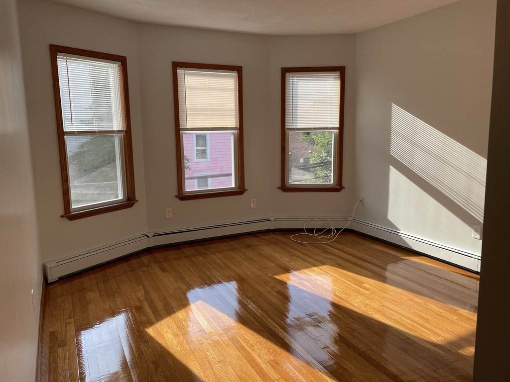472 Windsor St - Photo 1