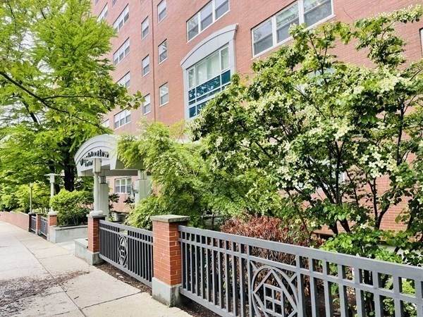 1600 Beacon St - Photo 1