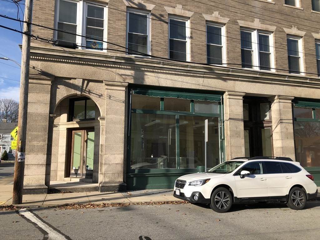 18 Center - Photo 1