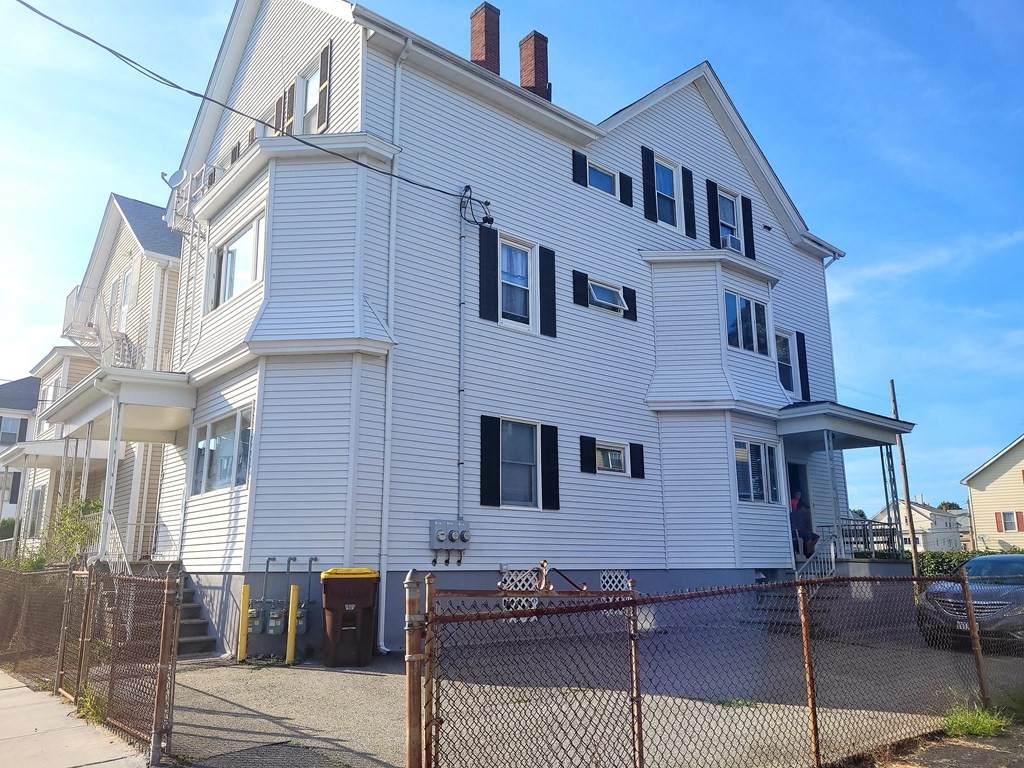132 Buffinton St - Photo 1