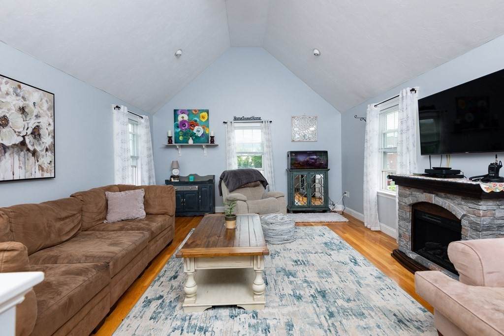 15 Webster St - Photo 1