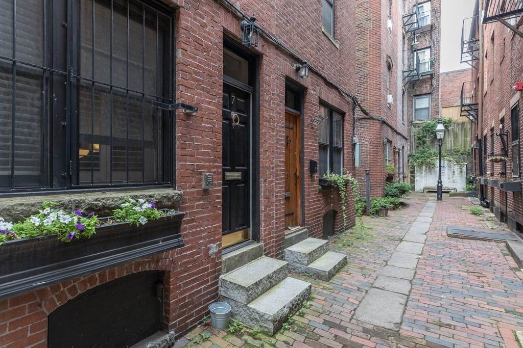 7 Champney Pl - Photo 1