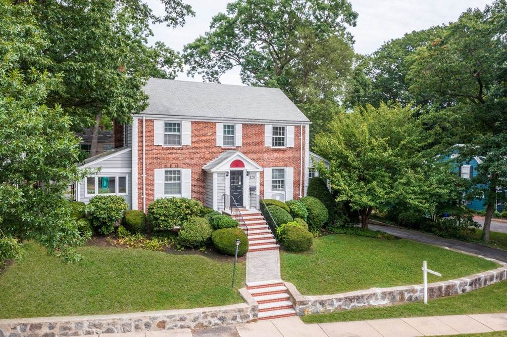 829 W Roxbury Pkwy - Photo 1