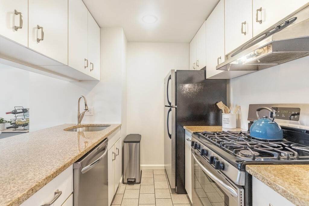 732 East 8th Street - Photo 1