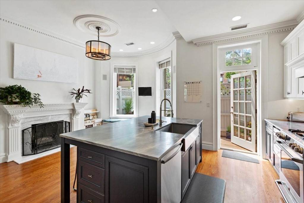 10 Holyoke St - Photo 1