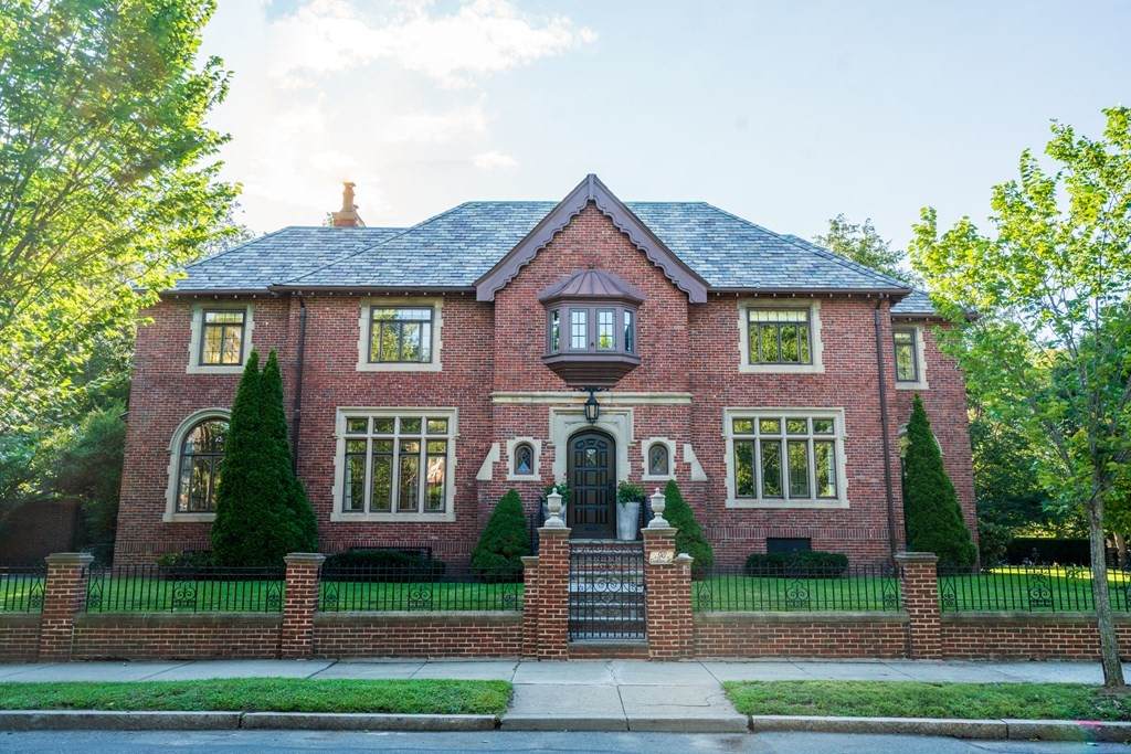 98 Carlton St - Photo 1