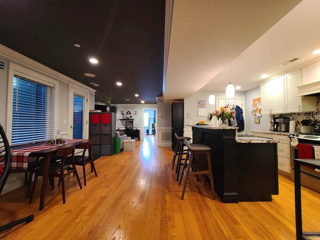 202 West Broadway - Photo 1