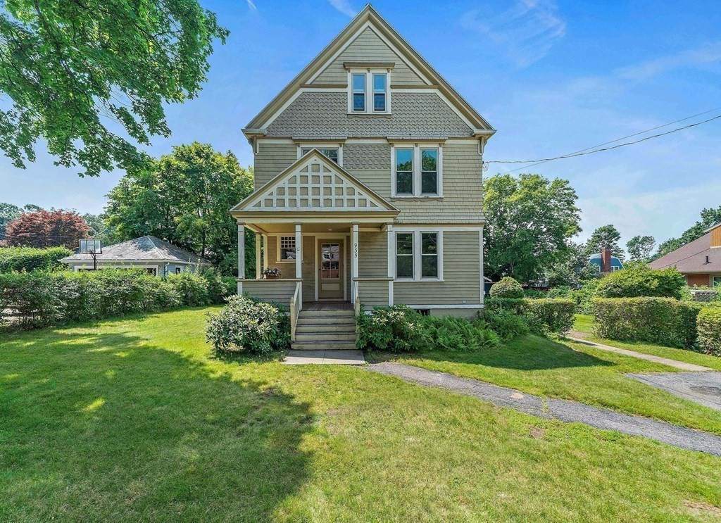 935 Metropolitan Ave - Photo 1