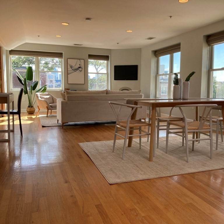 156 Chelsea St - Photo 1